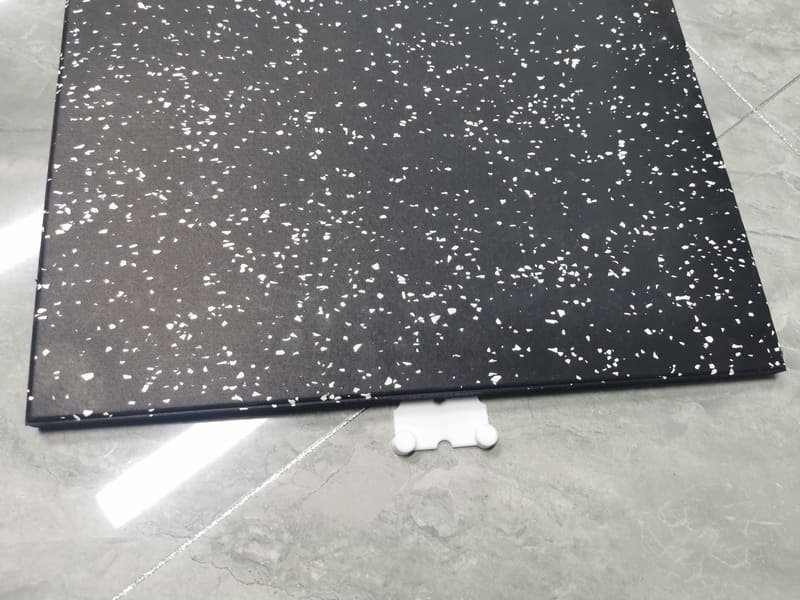 Close-up van rubbergranulaat met hoge dichtheid gemaakt van gerecyclede sportschoenzolen voor hoogwaardige sportschoolvloeren